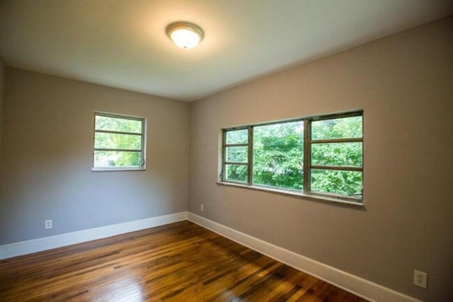 Building Photo - Italian Village home with Huge Yard