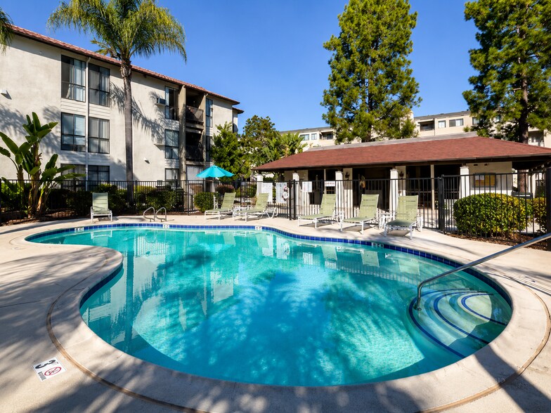 Building Photo - 6930 Hyde Park Dr