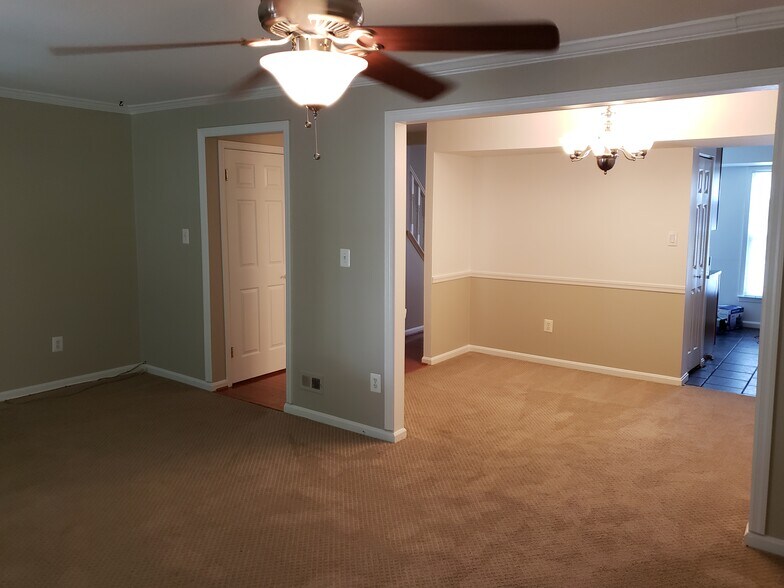 Building Photo - 9164 Broken Oak Pl