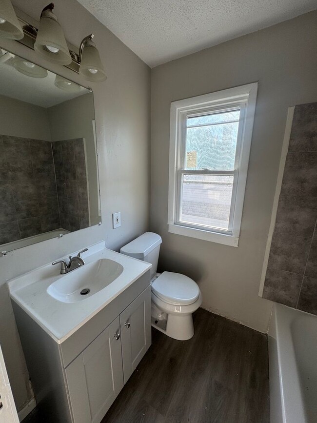 Building Photo - Charming 3-Bedroom Property in Prime Location
