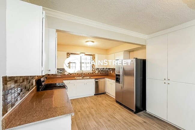 Building Photo - 3 Bedroom Pet-Friendly Home in Mesquite, TX with Main Street Renewal