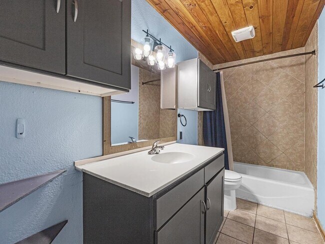 Building Photo - 12114 Creekside Dr