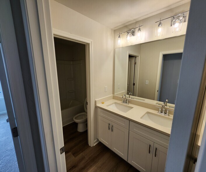 Upstairs bathroom - 2797 Aralynn Way