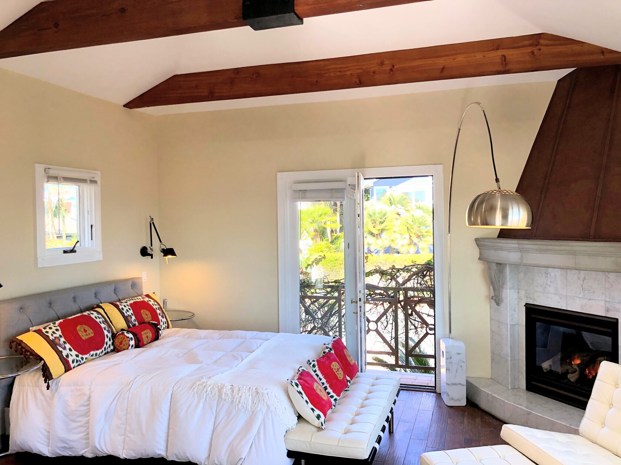 High ceilings in bedroom - 5143 Shore Dr