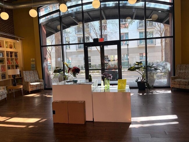 Building Photo - 911 N Orange Ave