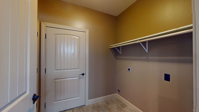 Building Photo - Townhome in Savannah schools!
