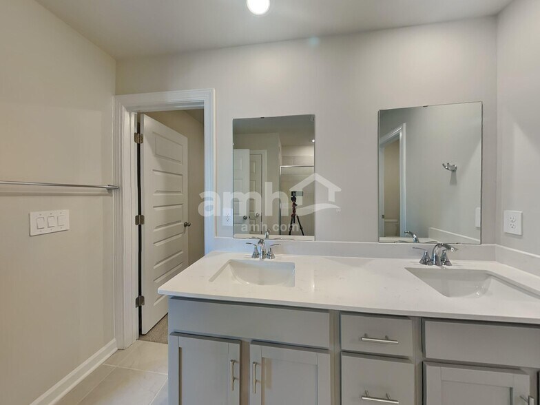 Building Photo - 305 Granby Trl