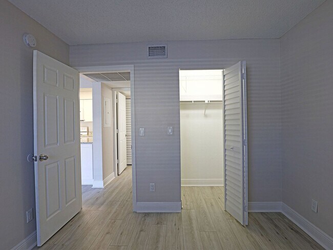 Building Photo - 5305 Summerlin Rd