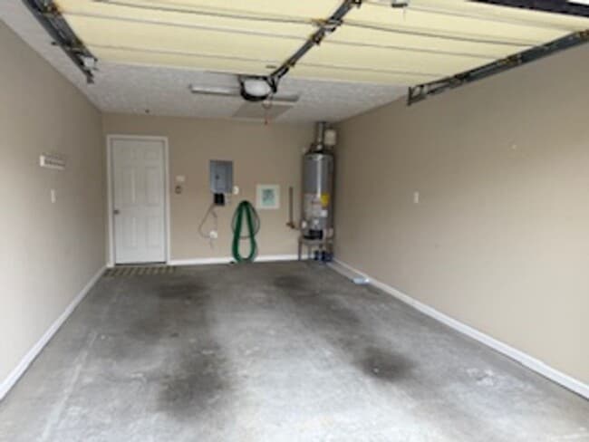 Building Photo - Knoxville 37934 - 2 bedroom, 2 bath condo - Contact Susan Niedergeses (865) 300-4722