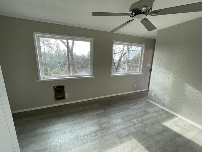 Building Photo - 5979 Meadow Ln