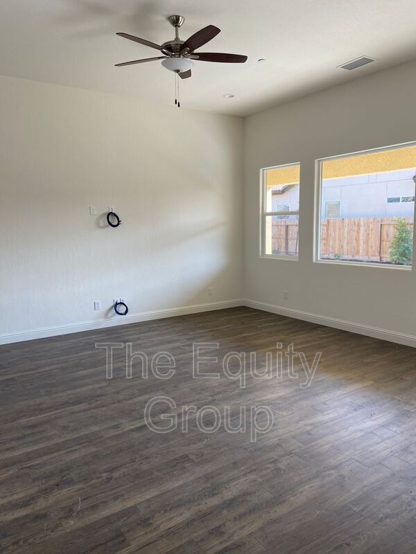 Building Photo - 1829 W Prescott Ave