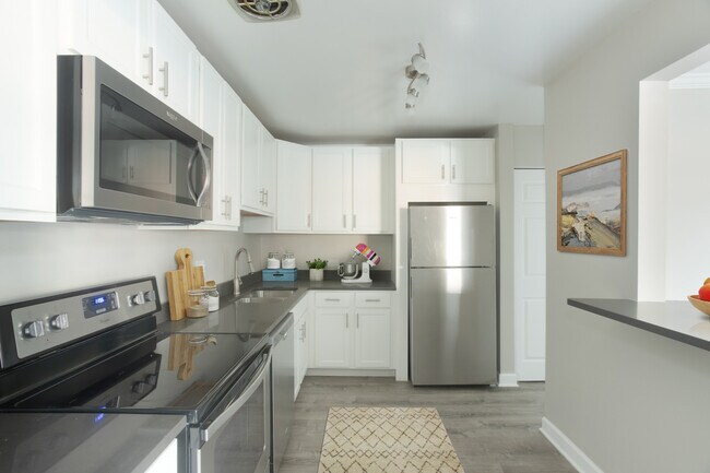 Building Photo - 4250 W Lake Ave