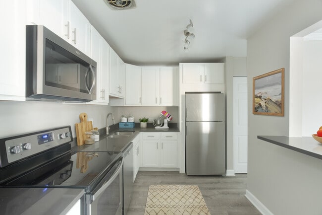 Building Photo - 4400 W Lake Ave