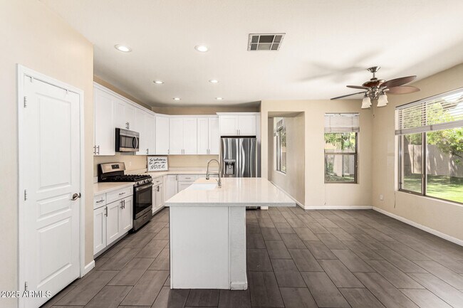 Building Photo - 6804 W Lone Cactus Dr