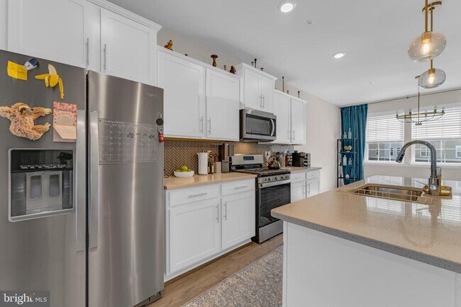 Building Photo - 8805 Mimosa Ave