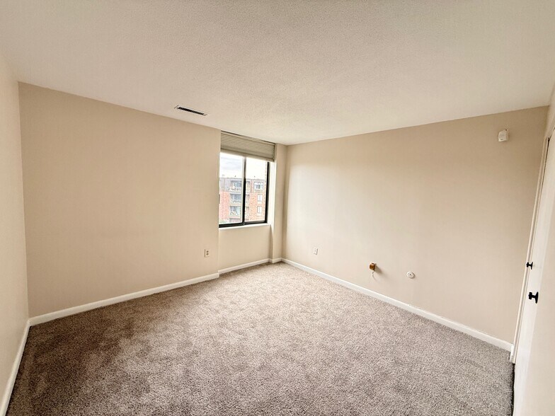 Building Photo - 1006 Paradise Rd