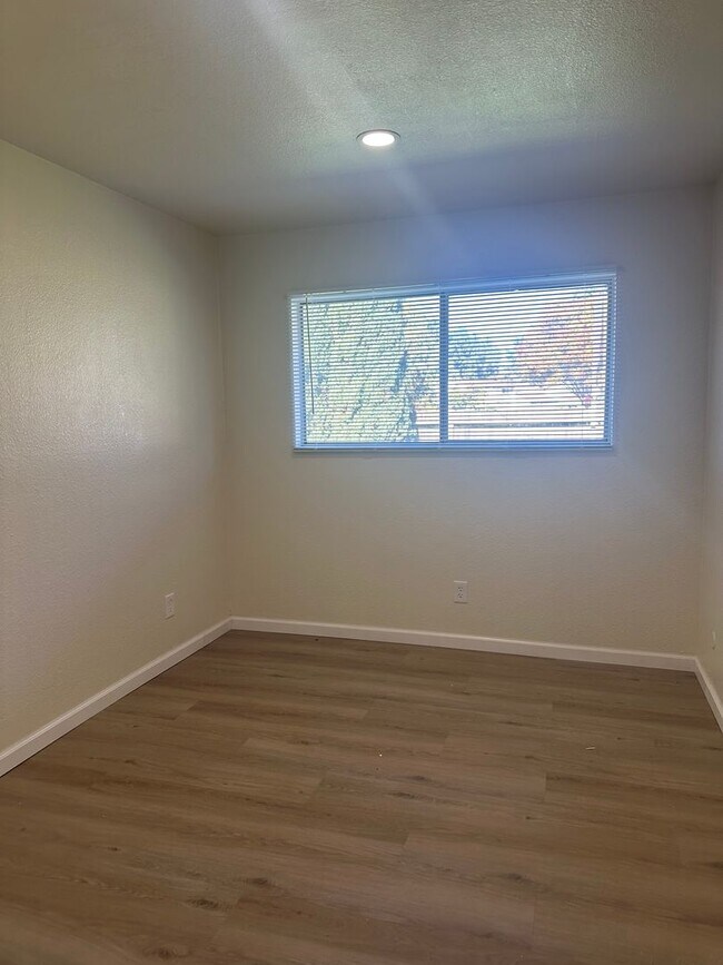 Building Photo - 4 Bedroom 2 Bath