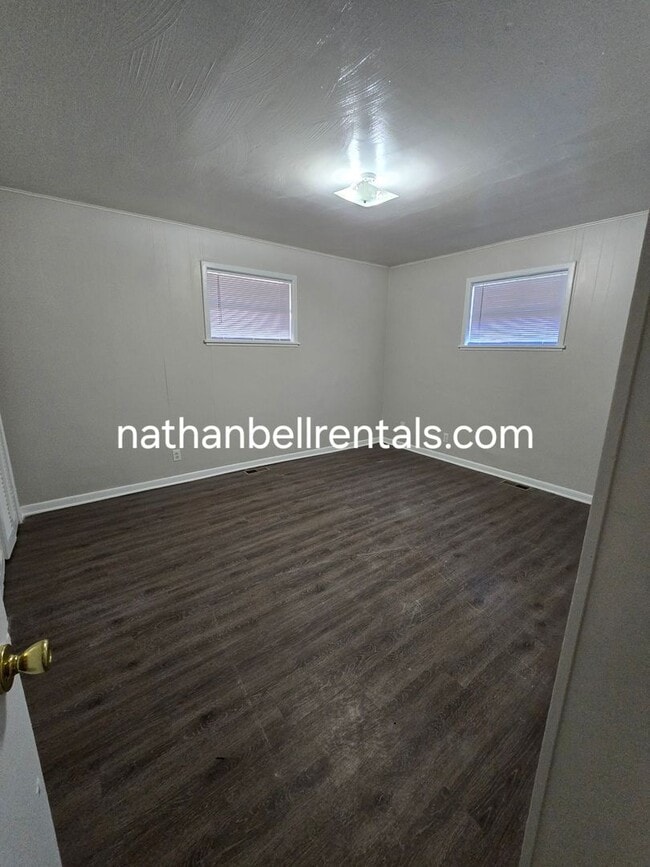 Building Photo - Single-Family Home: 4 bed, 2 bath