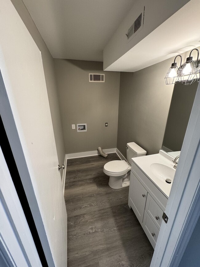 Building Photo - 121 Aqua Ct