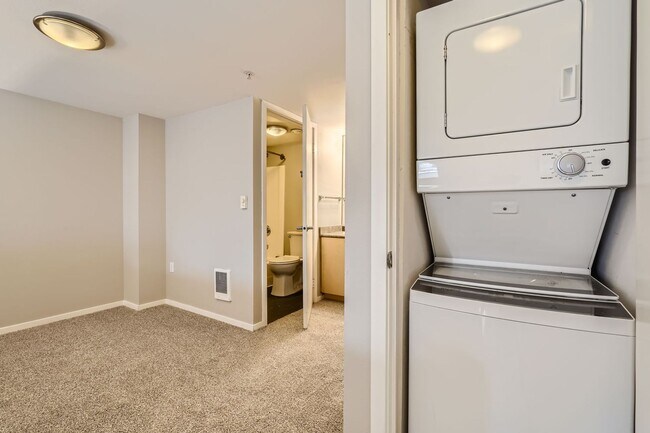 Building Photo - Highly Desirable 1 Bed 1.5 Bath Seattle Co...