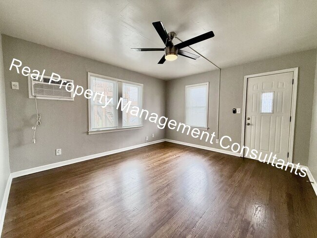 Building Photo - 2 Bed 1 bath lower- level apartment in North Kansas City!