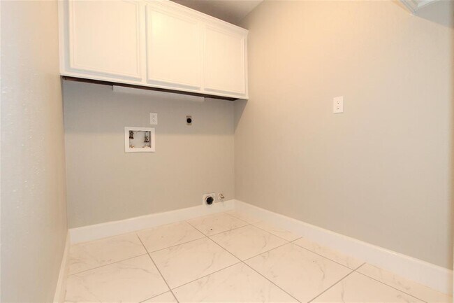 Building Photo - 4611 Silver Fox Dr