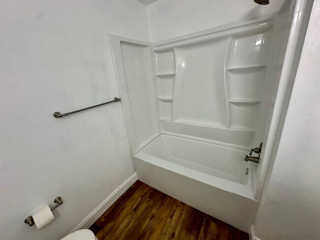 Building Photo - Fully Remodeled - 2/2 Townhome in Central ...