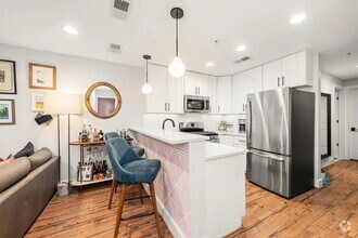 Building Photo - Sunny 1 bed + den 870 sq ft in heart of Pe...