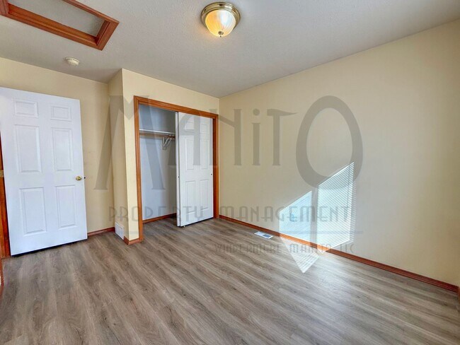 Building Photo - Beautiful Gleneden Heights Home