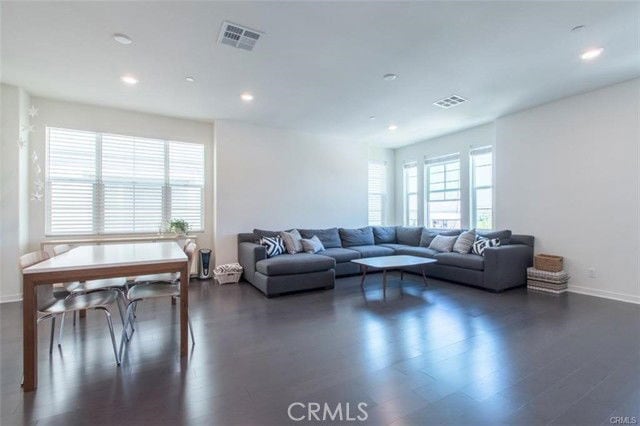 Building Photo - 140 Paramount