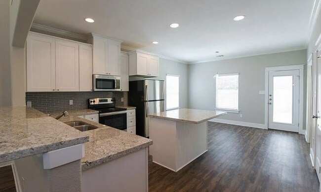 Building Photo - 112 Waverly Dr