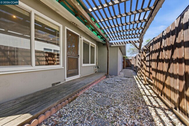 Building Photo - 1930 Sunshine Dr