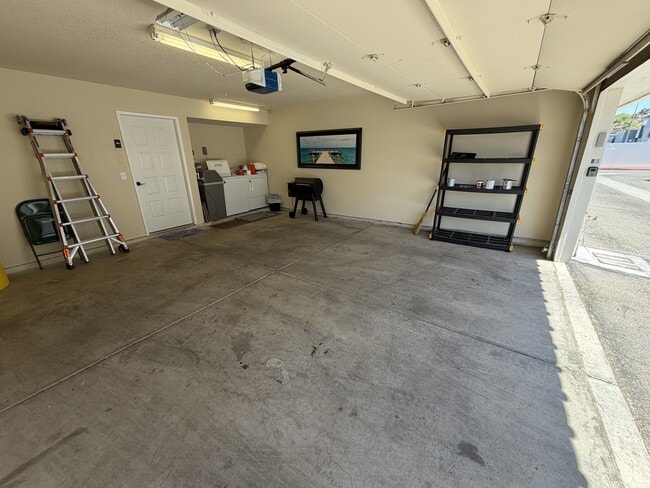 Building Photo - 1800 Club House Dr