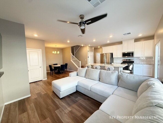 Building Photo - 525 Mossy Cup St