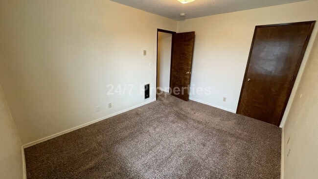 Building Photo - 2BD I 1BA - Oregon City