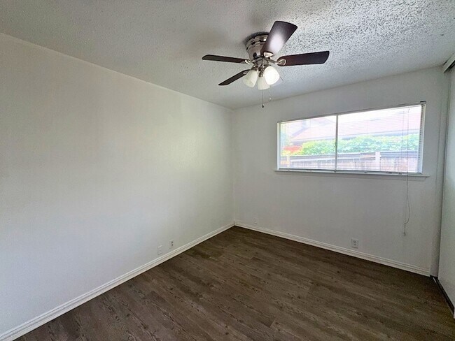 Building Photo - 2613 Amherst Ct