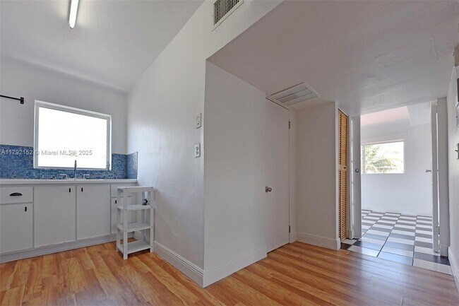 Building Photo - 2250 Bay Dr