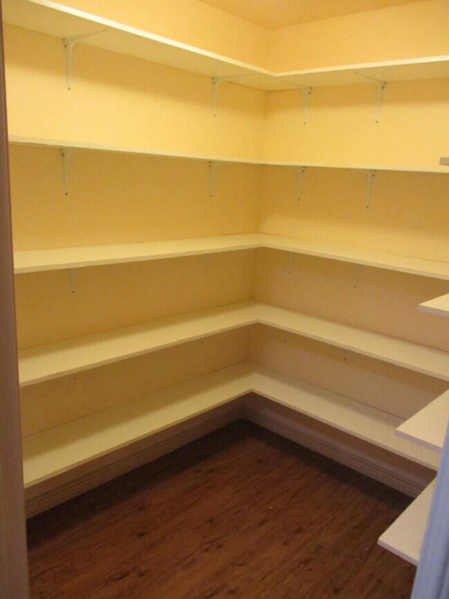 Building Photo - Walkout Basement Apartment - PRICED TO RENT - AVAIL 6/1/26