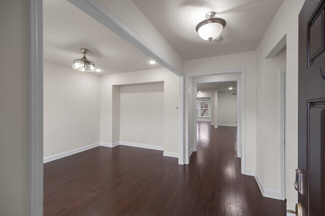 Building Photo - 3002 DaVinci Ct