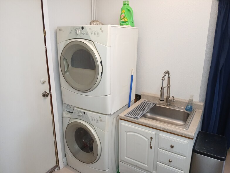 Personal Laundry - 7460 E Denelle St