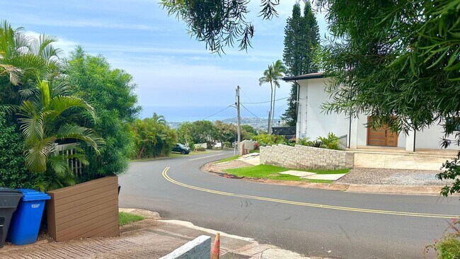 Building Photo - Available NOW - Newly Renovated Studio with 1 Bath & Washer/Dryer in Maunalani Heights!
