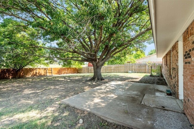 Building Photo - 810 S Western Hls Dr