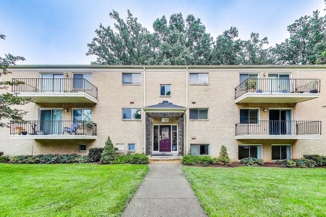 Primary Photo - Spacious Parkside Condo with All Utilities...