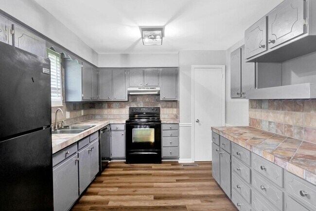 Building Photo - 3401 Shakertown Rd