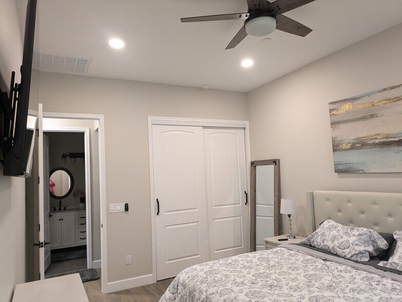 Building Photo - 8879 E Friess Dr