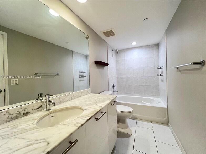 Building Photo - 950 Brickell Bay Dr