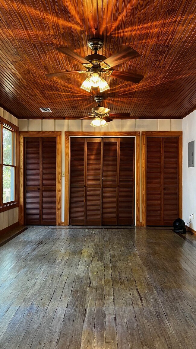 Building Photo - 905 Van Ave