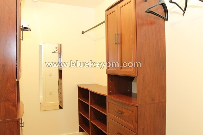 Building Photo - 2 Bed, 2 Bath Condo with 24 HR Concierge a...