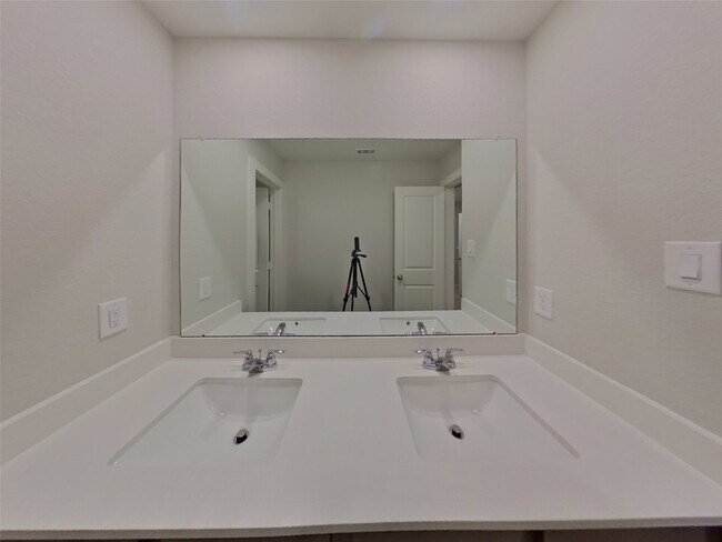 Building Photo - 9835 Willow Creek Commerce Dr