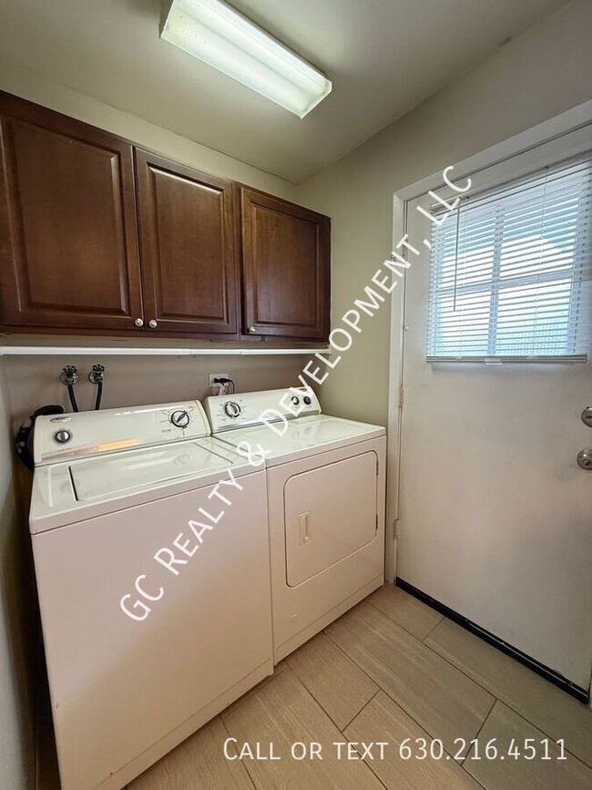 Building Photo - *** COMMUTER FRIENDLY / W&D IN UNIT / SMAL...